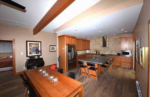 Pender Island Villa | Private, spectacular ocean vistas, swimming pool, EV charger !