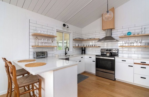 Bonnet Shores House | Private Steps to Bonnet Beach, AC, Linens/Towels Incl, Narragansett-Ocean views,