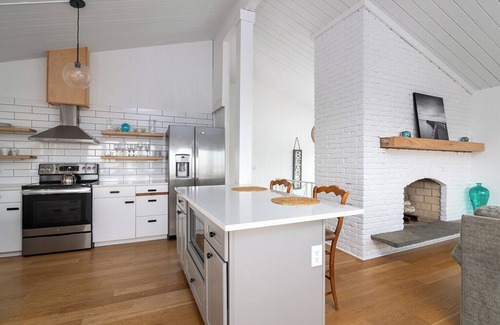 Bonnet Shores House | Private Steps to Bonnet Beach, AC, Linens/Towels Incl, Narragansett-Ocean views,