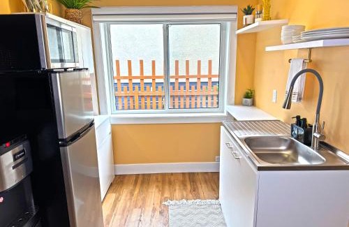Williams Lake House | Private Studio - 5 Min to DT - Self Check-In - 75 Inch TV