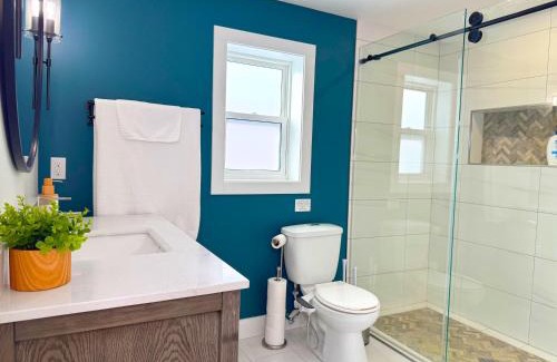 Williams Lake House | Private Studio - 5 Min to DT - Self Check-In - 75 Inch TV