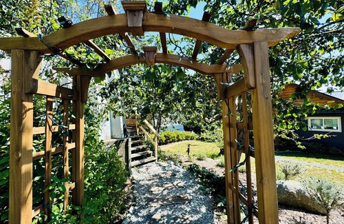 Powell River Apartment | Private studio, beach access, hot tub, storm watching pet friendly - Heron Suite