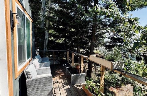 Powell River Apartment | Private studio, beach access, hot tub, storm watching pet friendly - Heron Suite