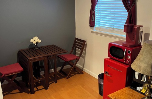 Chatsworth House | Private Studio: Front Door Parking; Rustic Hill neighborhood, close to Freeway.