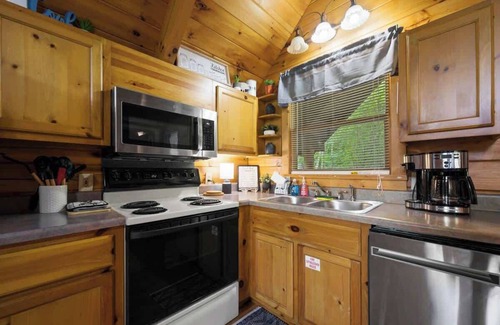 Sevierville Cabin | Private Studio Log Cabin! Hot Tub,Fireplace,Chill!