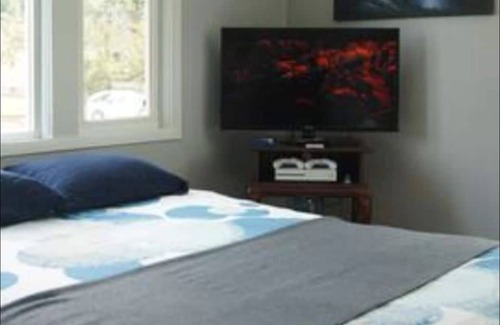 Aurora House | Private Studio Near Fox River! Casino! & Downtown!