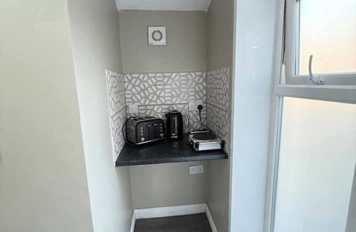 Huddersfield Apartment | Private Studio Retreat | WiFi + HD TV + Workspace