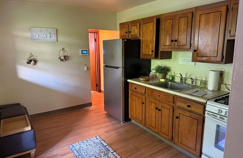 Marshall-Shadeland Apartment | Private Studio Wi-Fi & Streaming