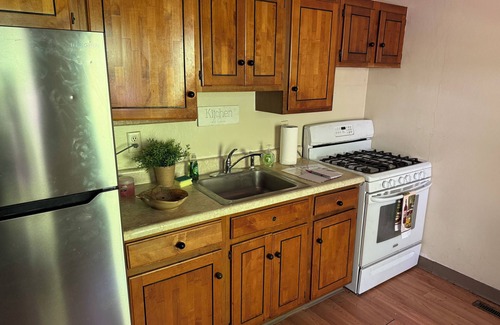 Marshall-Shadeland Apartment | Private Studio Wi-Fi & Streaming