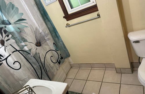 Marshall-Shadeland Apartment | Private Studio Wi-Fi & Streaming