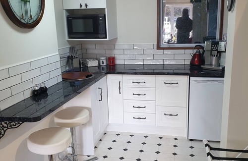 Dunedin Apartment | Private Studio with Gym, Sauna & Spa
