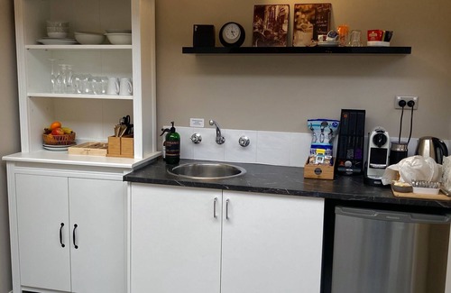Leura Apartment | Private studio with garden deck & luxury king size bed