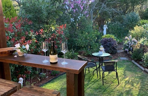 Leura Apartment | Private studio with garden deck & luxury king size bed