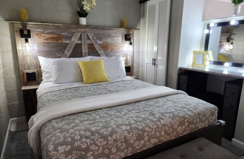 Southside House | Private Stylish Hideout/Rodeo/Riverwalk 3.4 mi/AF BMT 7 miles No Nosy Host