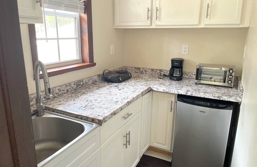 Leesburg Bed & Breakfast | Private suite 3 BR 1 BA with pool, balcony, boat parking