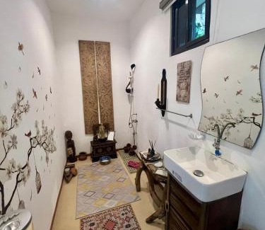 Valencia Bed & Breakfast | Private suite close to pools, hot springs, falls and more!