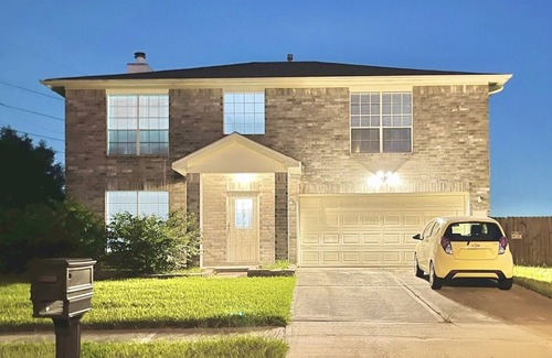 Barker Villa | Private suite close to highway 6