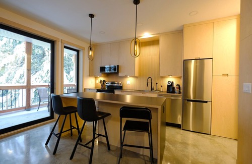 Rossland House | Private Suite & Hot Tub @ Red