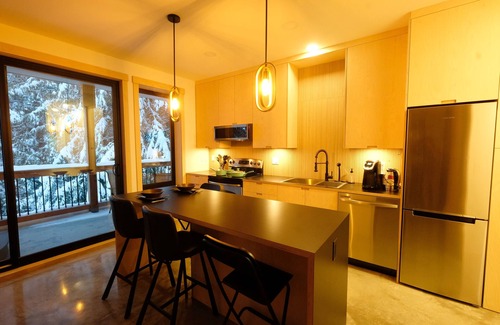 Rossland House | Private Suite & Hot Tub @ Red
