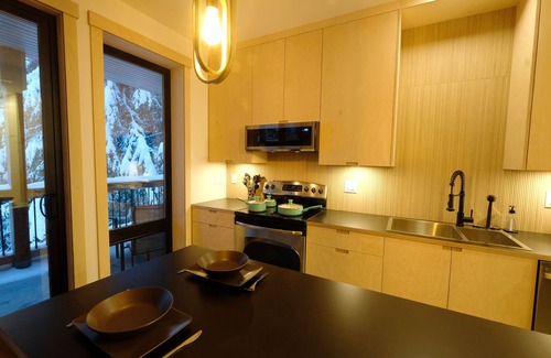 Rossland House | Private Suite & Hot Tub @ Red