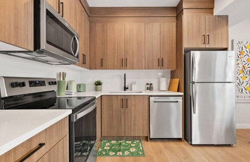 Chestermere House | Private Suite » Near Canal » AC » King Bed/w TV