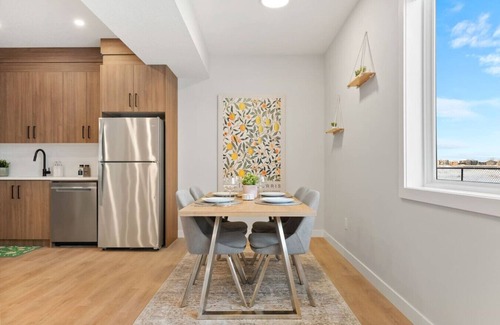 Chestermere House | Private Suite » Near Canal » AC » King Bed/w TV
