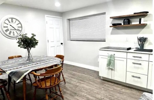 Sandy House | Private Suite - Private Entrance - Pets Allowedn