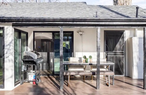 Tarzana House | Private suite, remodeled, private entrance minutes to all beaches.