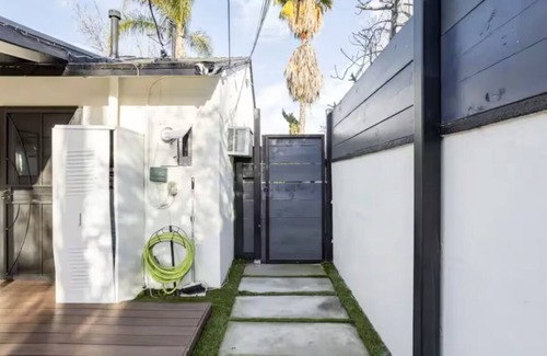 Tarzana House | Private suite, remodeled, private entrance minutes to all beaches.
