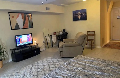 Newington Apartment | Private Suite w/free parking & high speed Wifi