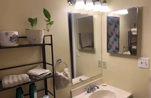 Newington Apartment | Private Suite w/free parking & high speed Wifi