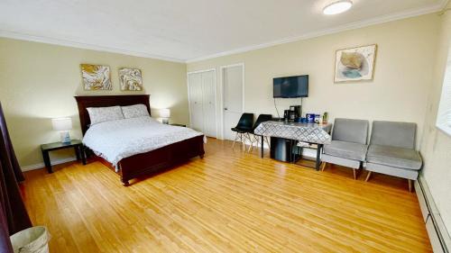 Seafair House | Private Suite with Separated Entrance Monica's Home
