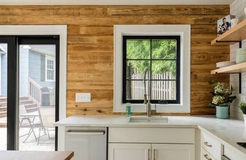 Lyon Park House | Private Sunny Cottage with King Bed + Yard/Patio