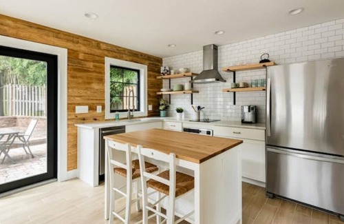 Lyon Park House | Private Sunny Cottage with King Bed + Yard/Patio