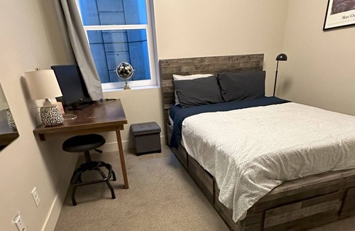 Sunnyside Apartment | Private Sunnyside Apt - 2 Workspaces