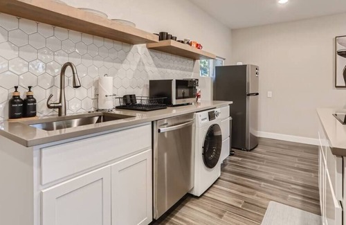 Sunnyside House | Private Sunnyside Studio / Cozy, Modern Getaway