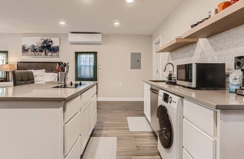 Sunnyside House | Private Sunnyside Studio / Cozy, Modern Getaway
