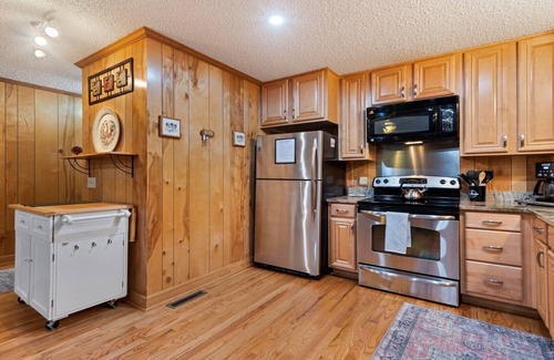 Maggie Valley Cabin | Private, super cozy cabin Views Pets welcome Stocked kitchen Fireplace fire-pit