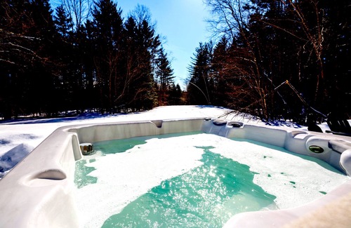 Londonderry House | Private Tavern, Hot Tub, 8-Fireplaces, Spa Baths, Fire Pit, Baths Ensuite - Shop or Ski!