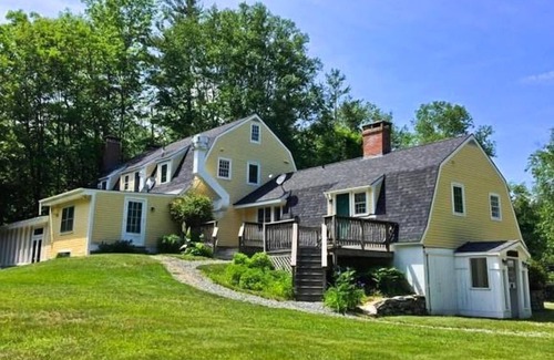 Londonderry House | Private Tavern, Hot Tub, 8-Fireplaces, Spa Baths, Fire Pit, Baths Ensuite - Shop or Ski!
