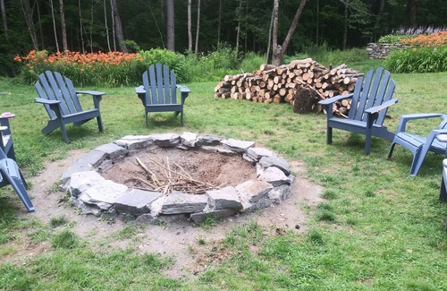 Londonderry House | Private Tavern, Hot Tub, 8-Fireplaces, Spa Baths, Fire Pit, Baths Ensuite - Shop or Ski!