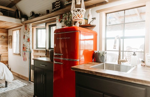 Hestand Cabin | Private tiny cabin- 10 minutes from Dale Hollow Lake!