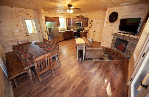 Gatlinburg - Pigeon Forge Cabin | Private, Top Location, VIEWS: Quiet Mountain Top Cabin!