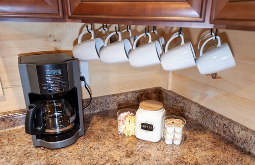 Gatlinburg - Pigeon Forge Cabin | Private, Top Location, VIEWS: Quiet Mountain Top Cabin!