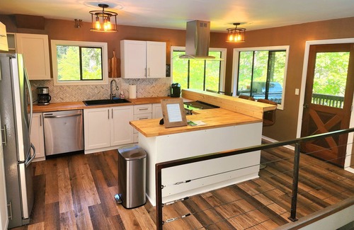 Metchosin House | Private&Tranquil! Hiking trails, outdoor pool and hot tub!