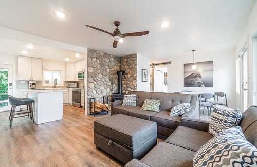Mission House | Private & Tranquil Lakeside Retreat