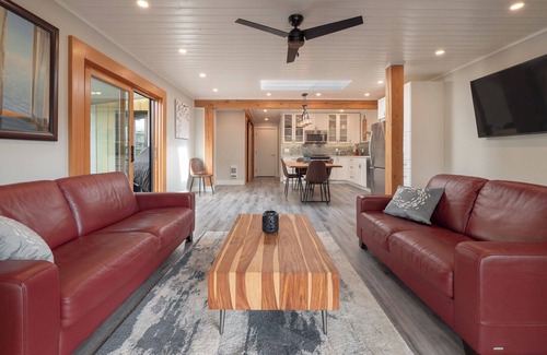 Gibsons House | Private, tranquil, luxurious home away from home. Steps to beach & walk to town.