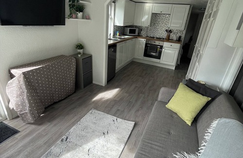 Farnham Cabin | Private Tranquil One Bedroom Lodge With Parking and Outdoor Space. Pet Friendly!