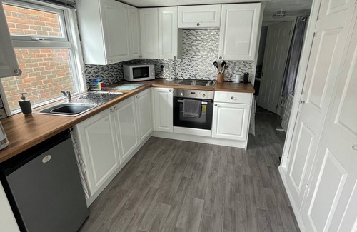 Farnham Cabin | Private Tranquil One Bedroom Lodge With Parking and Outdoor Space. Pet Friendly!