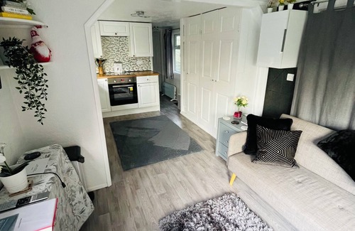 Farnham Cabin | Private Tranquil One Bedroom Lodge With Parking and Outdoor Space. Pet Friendly!